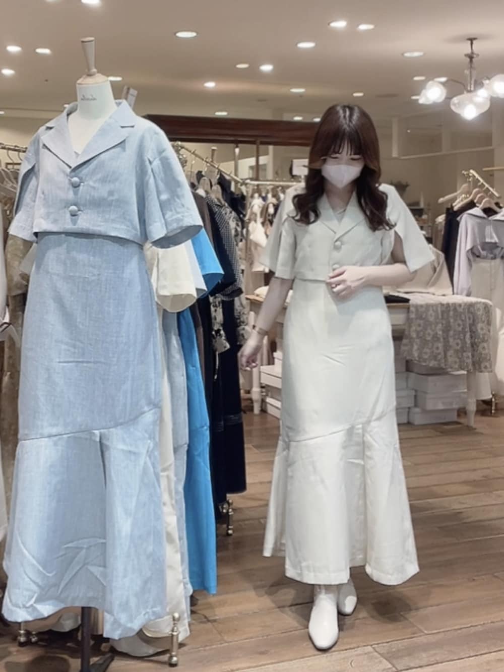 ホワイト系のワンピース、ベージュ系のブーツを着用したレディースの春コーディネートの3枚目の写真