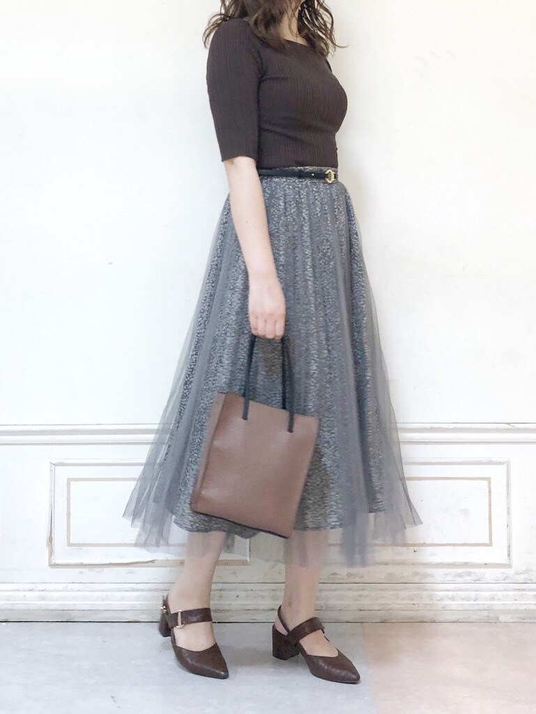 ブラウン系のパンプス、ブラウン系のニット/セーター、グレー系のスカートを着用したレディースの秋コーディネートの3枚目の写真
