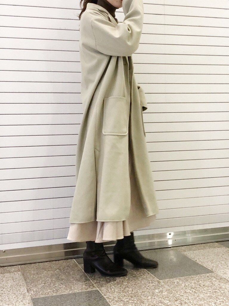 ブラウン系のブーツ、ブラウン系のニット/セーター、グリーン系のチェスターコートを着用したレディースの冬コーディネートの4枚目の写真