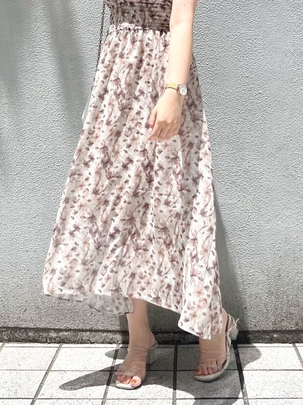 パープル系のサンダル、ベージュ系のワンピースを着用したレディースの夏コーディネートの3枚目の写真