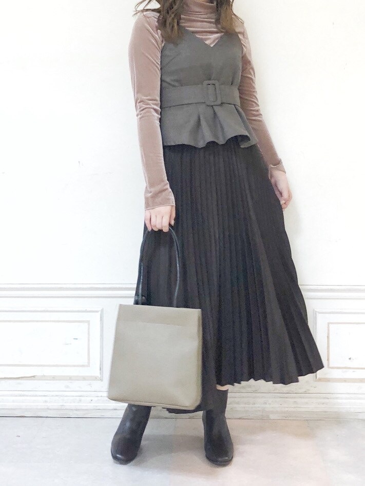 ブラウン系のワンピース、ブラウン系のブーツ、ベージュ系のTシャツ/カットソーを着用したレディースの秋コーディネートの3枚目の写真