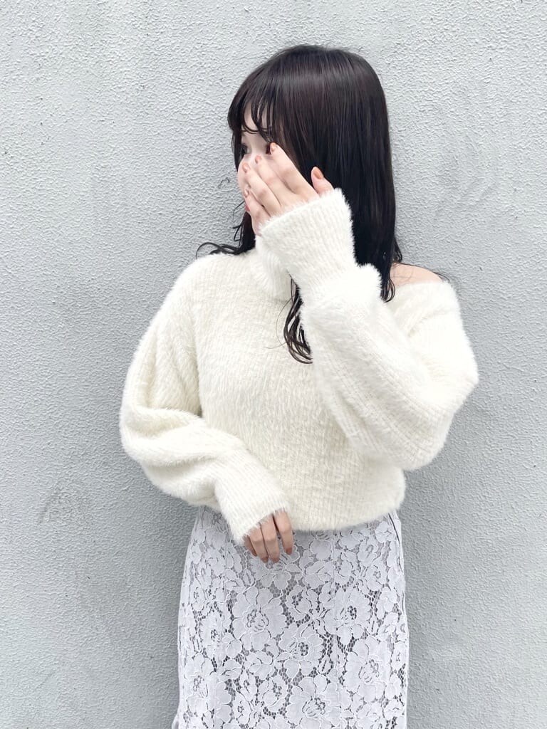 グレー系のスカート、グレー系のスカート、ベージュ系のブーツを着用したレディースの秋コーディネートの5枚目の写真