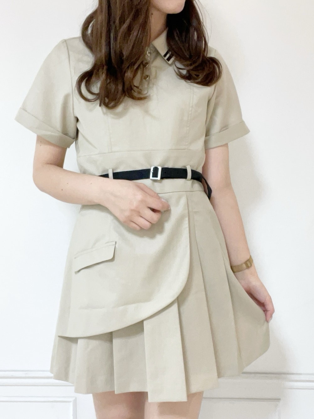 ベージュ系のワンピース、ブラック系のブーツを着用したレディースの春コーディネートの3枚目の写真