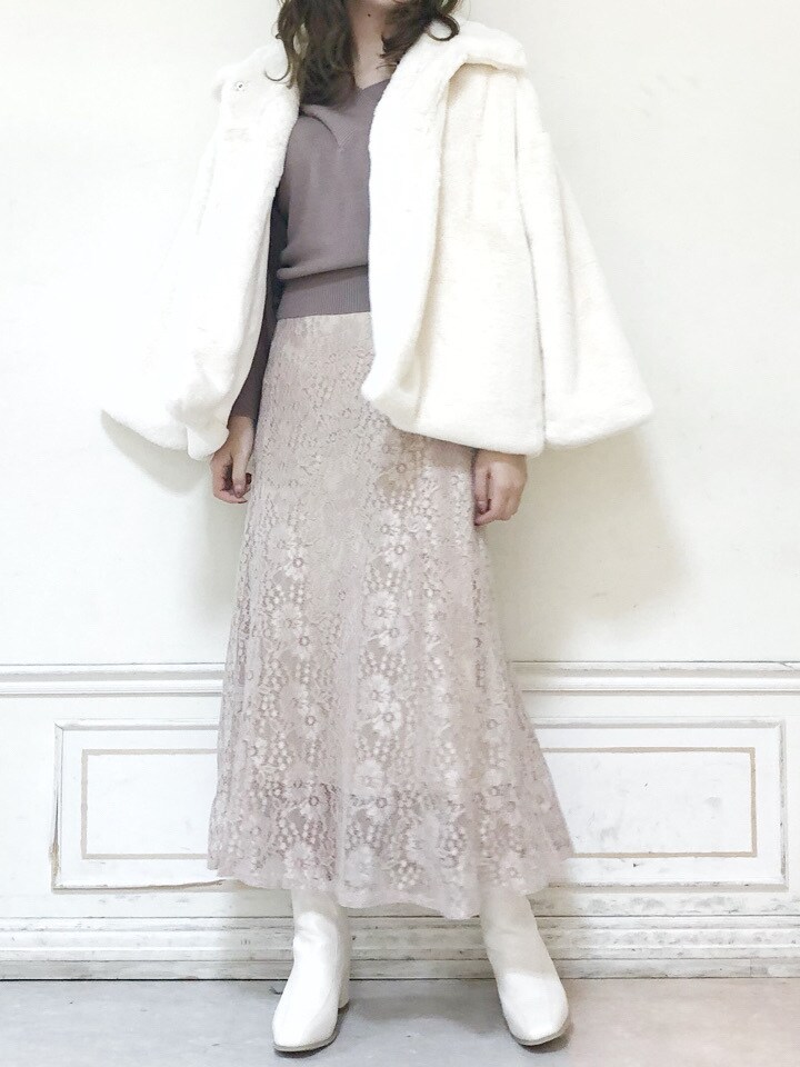 ピンク系のスカート、ホワイト系のその他アウター、ホワイト系のブーツを着用したレディースの秋コーディネートの2枚目の写真