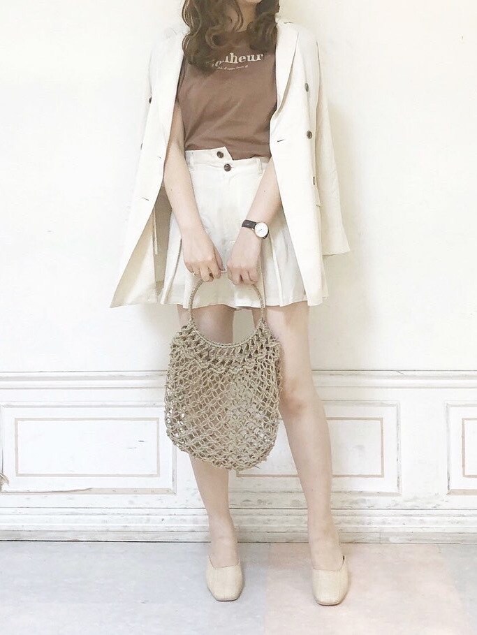 ホワイト系のその他パンツ、ホワイト系のテーラードジャケット、ベージュ系のハンドバッグを着用したレディースの春コーディネートの3枚目の写真