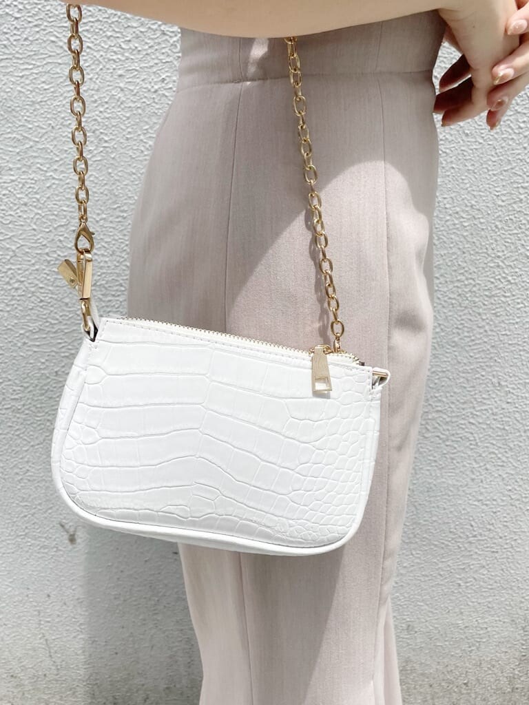 ホワイト系のショルダーバッグ、ブラウン系のスカート、その他のサンダルを着用したレディースの夏コーディネートの10枚目の写真