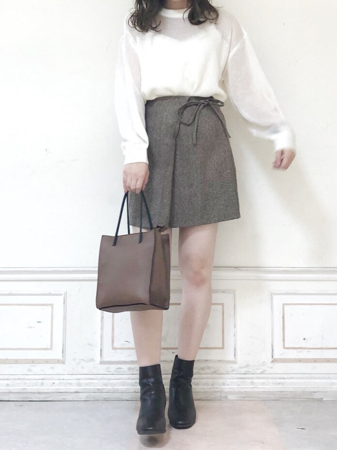 ベージュ系のその他アウター、ブラウン系のスカート、ブラウン系のブーツを着用したレディースの秋コーディネートの5枚目の写真