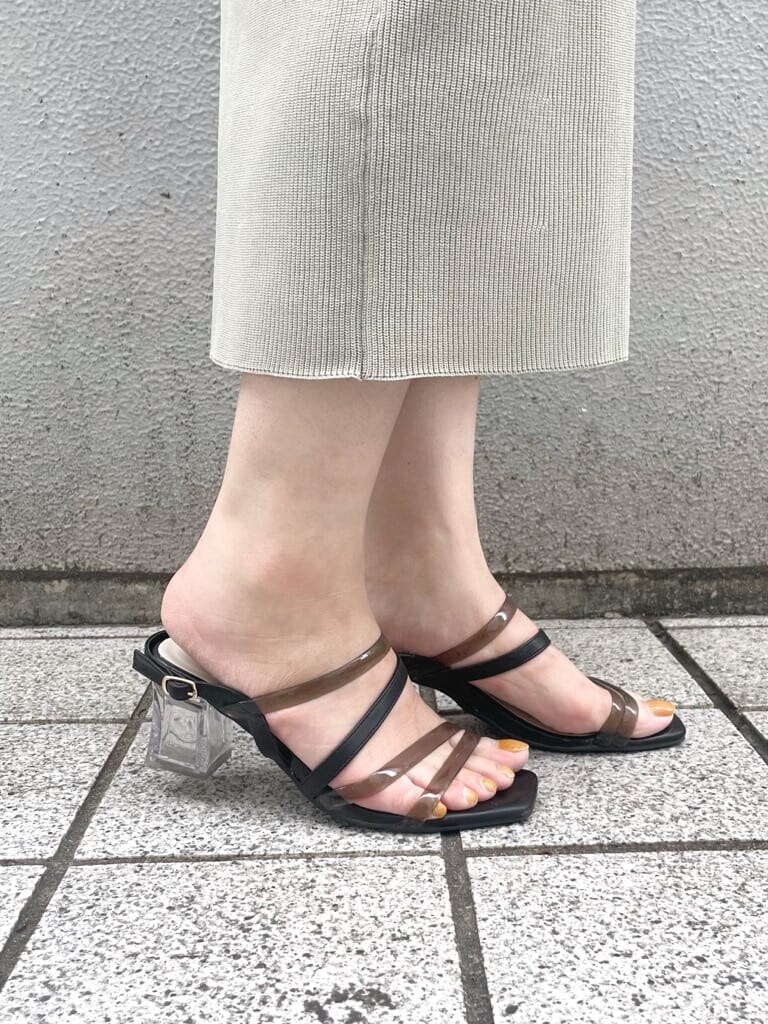 グリーン系のワンピース、ブラック系のサンダル、ホワイト系のショルダーバッグを着用したレディースの春コーディネートの8枚目の写真