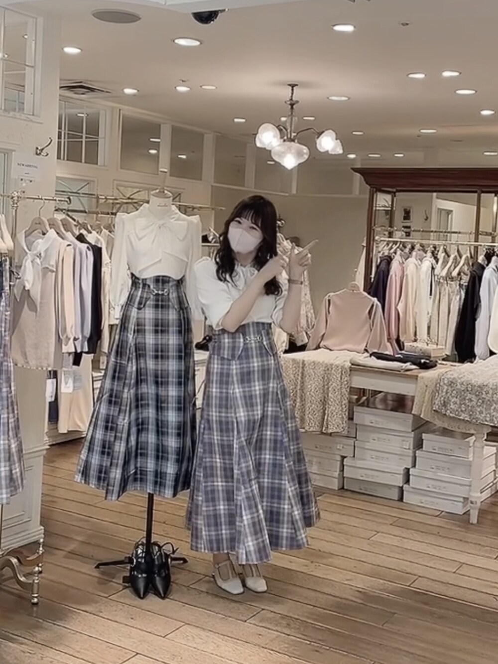 パープル系のスカート、ホワイト系のニット/セーター、ホワイト系のパンプスを着用したレディースの冬コーディネートの4枚目の写真