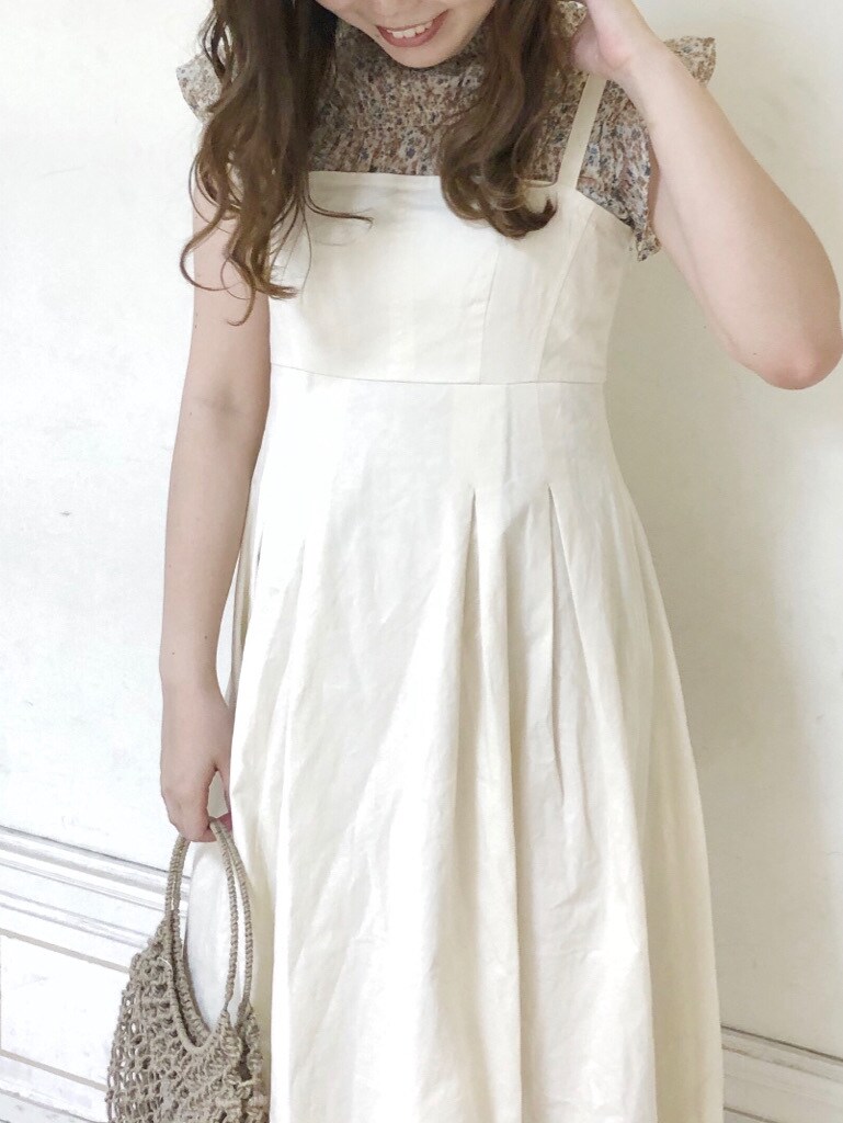 その他のシャツ/ブラウス、ホワイト系のワンピース、その他のサンダルを着用したレディースの夏コーディネートの4枚目の写真