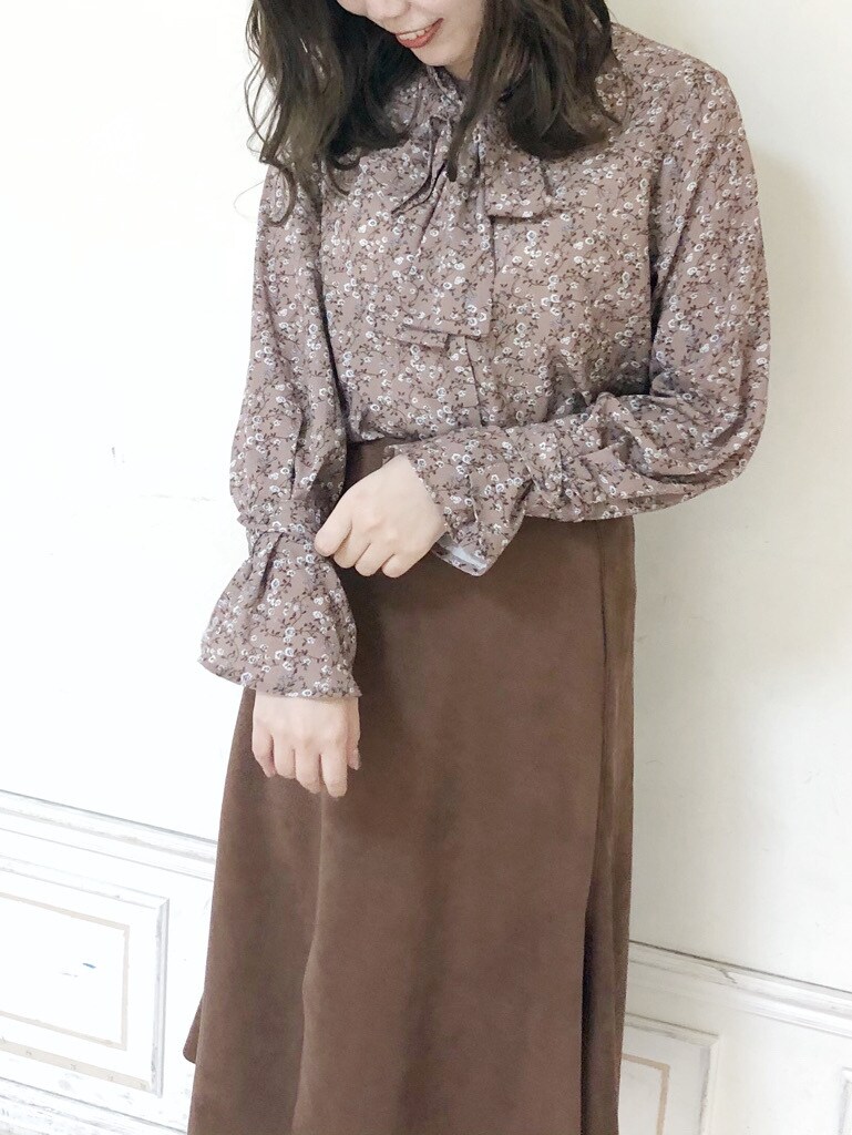 ブラウン系のシャツ/ブラウス、ブラウン系のスカート、ブラウン系のブーツを着用したレディースの秋コーディネートの5枚目の写真