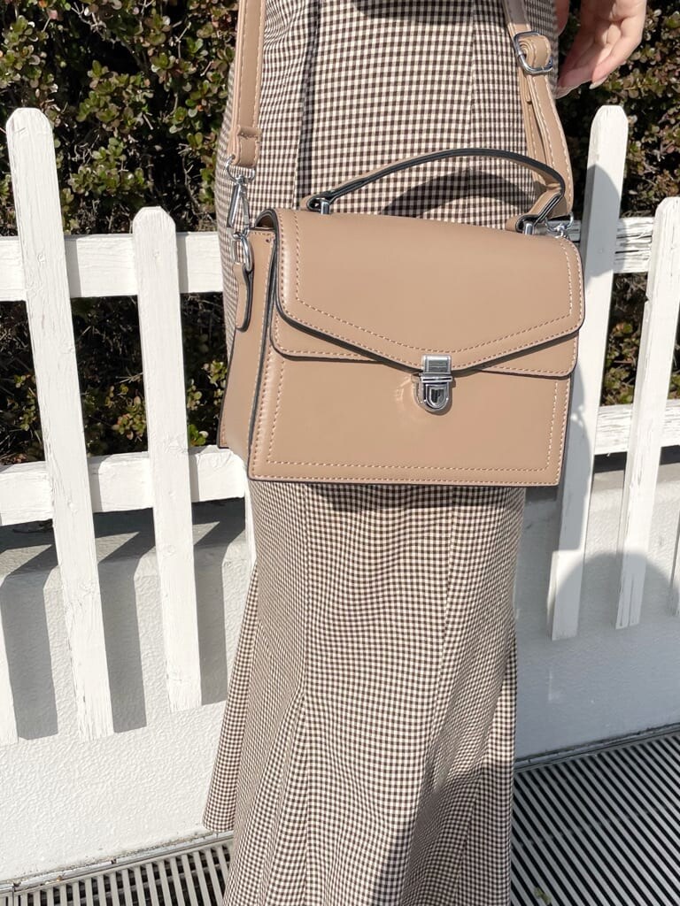 ベージュ系のブーツ、ブラウン系のニット/セーター、ブラウン系のスカートを着用したレディースの冬コーディネートの7枚目の写真