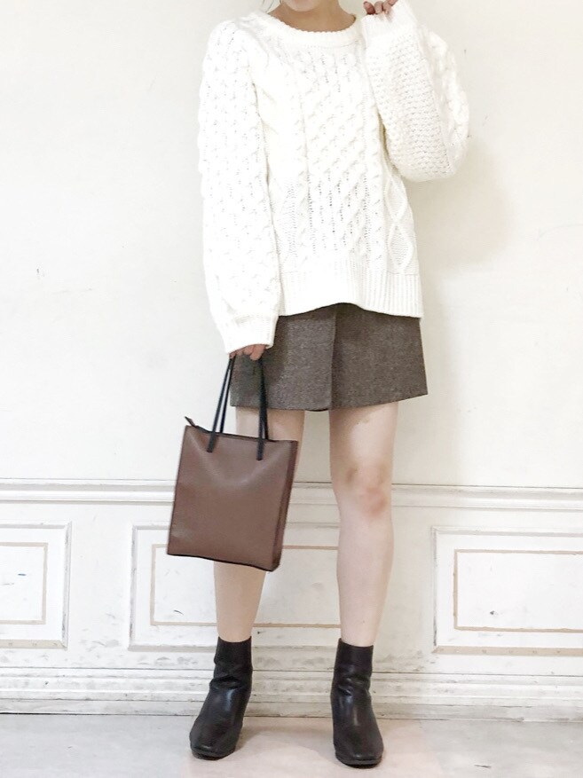 ブラウン系のその他アウター、ブラウン系のスカート、ブラウン系のブーツを着用したレディースの秋コーディネートの5枚目の写真