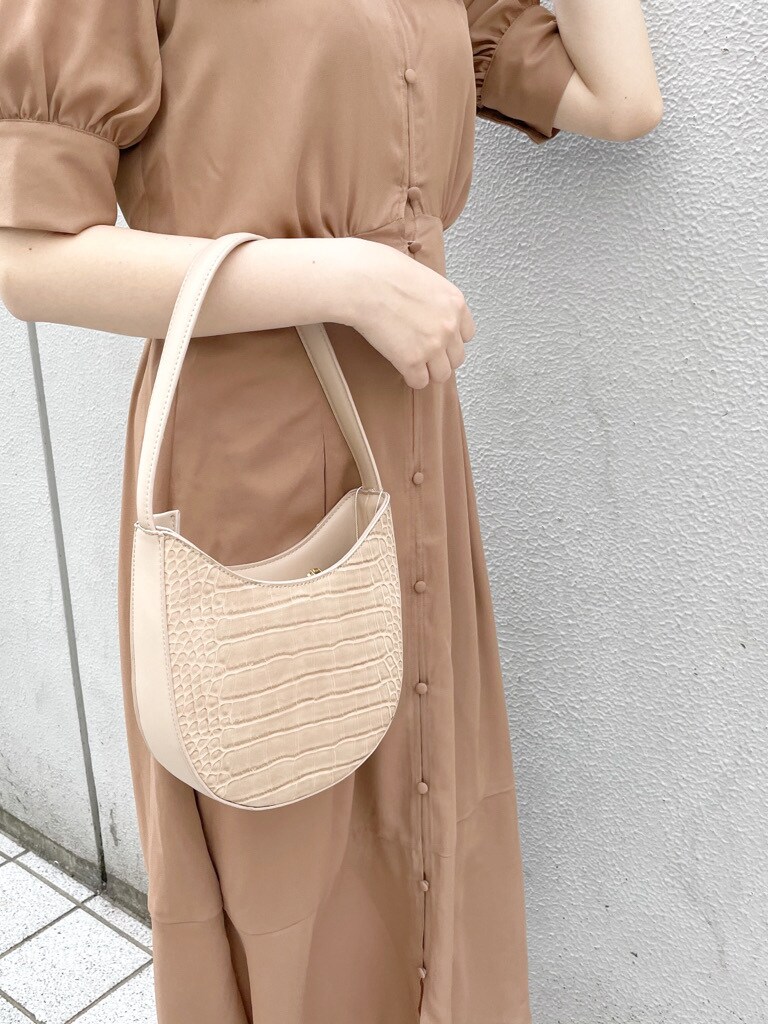 ブラウン系のワンピース、ホワイト系のハンドバッグ、ベージュ系のサンダルを着用したレディースの春コーディネートの6枚目の写真