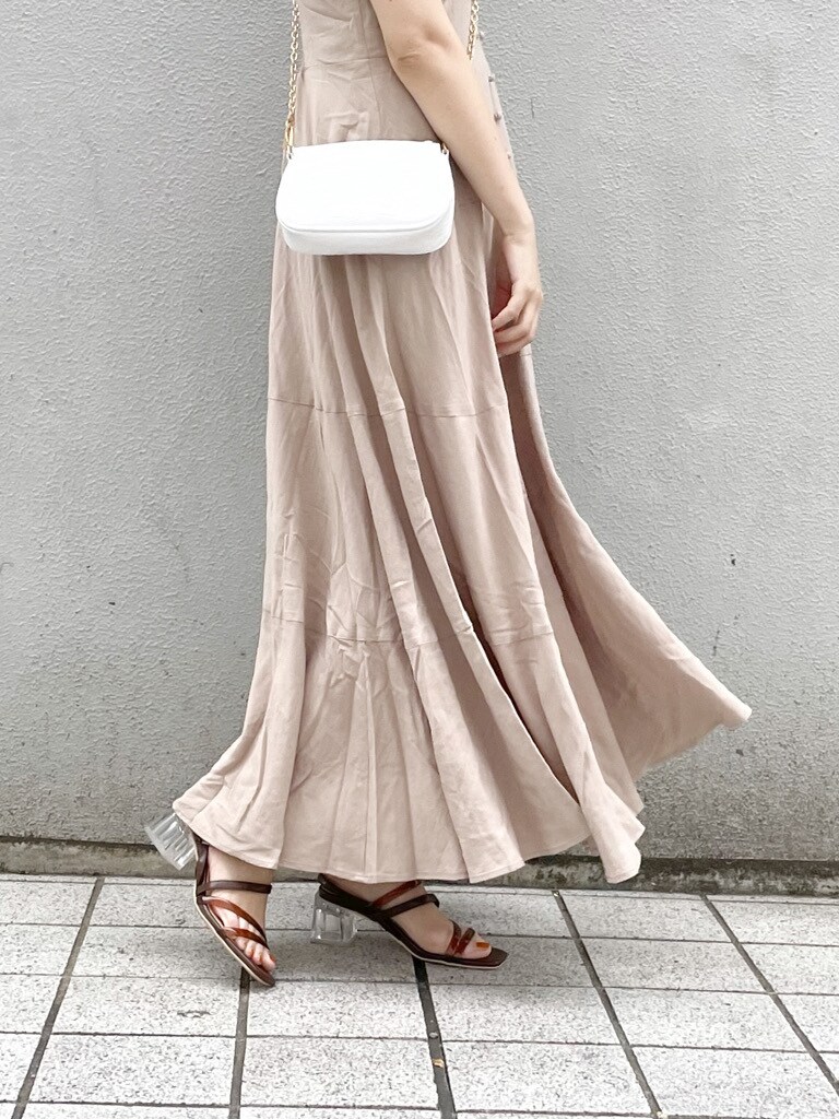 ホワイト系のショルダーバッグ、その他のシャツ/ブラウス、ベージュ系のワンピースを着用したレディースの春コーディネートの3枚目の写真