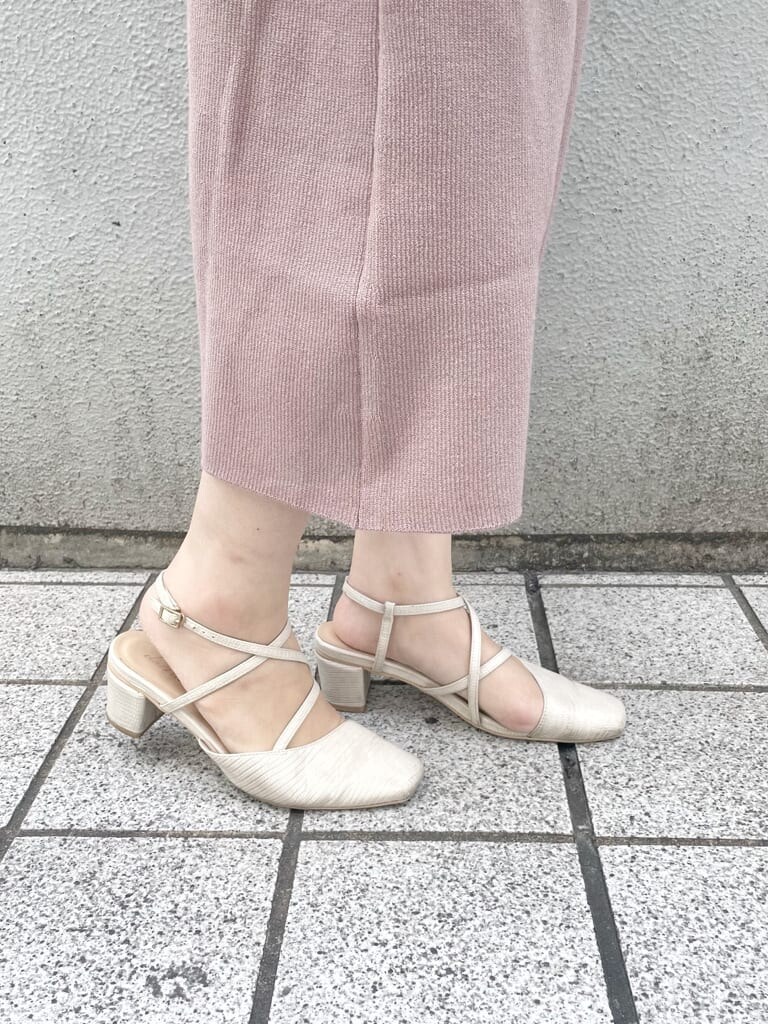 ベージュ系のトレンチコート、ピンク系のワンピース、ホワイト系のパンプスを着用したレディースの春コーディネートの9枚目の写真