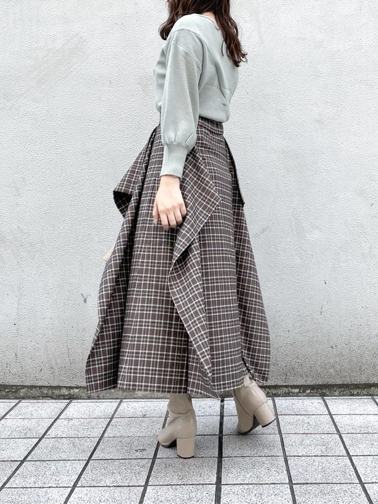 その他のスカート、ベージュ系のブーツ、グリーン系のニット/セーターを着用したレディースの秋コーディネートの3枚目の写真