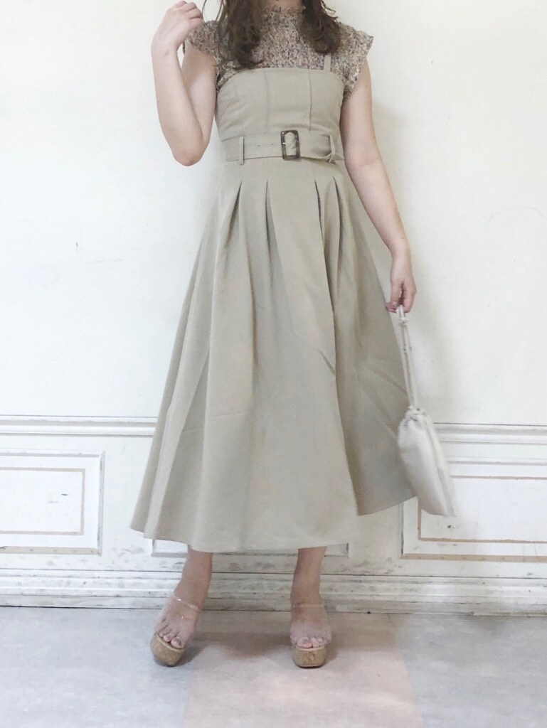 その他のシャツ/ブラウス、ホワイト系のハンドバッグ、ベージュ系のワンピースを着用したレディースの夏コーディネートの2枚目の写真