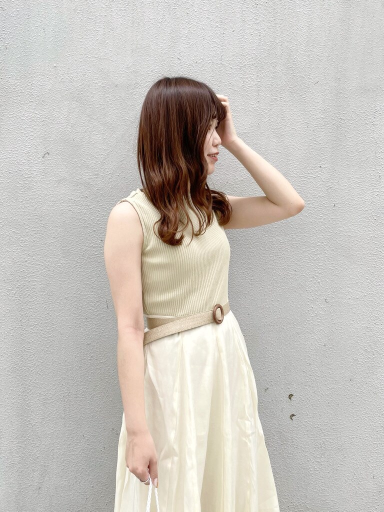 グリーン系のワンピース、ホワイト系のシャツ/ブラウス、ホワイト系のショルダーバッグを着用したレディースの夏コーディネートの7枚目の写真