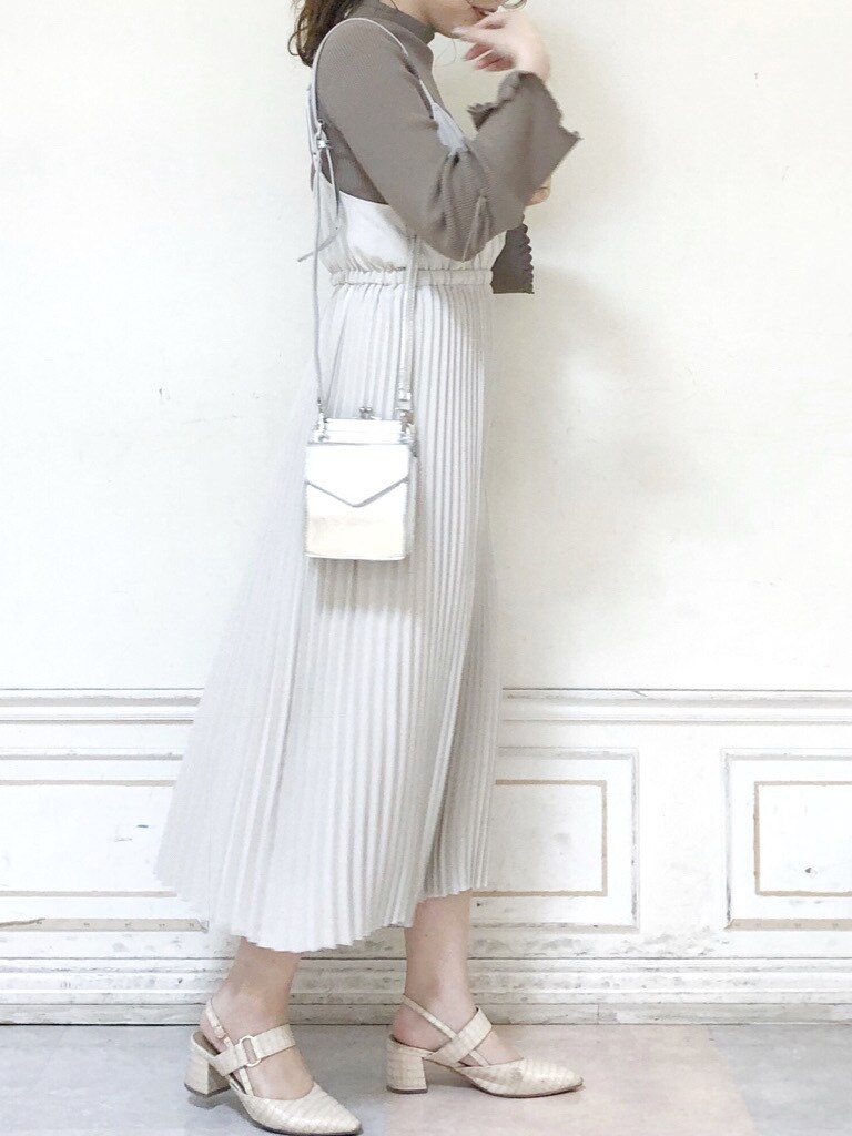 ホワイト系のパンプス、シルバー系のショルダーバッグ、ベージュ系のニット/セーターを着用したレディースの春コーディネートの2枚目の写真