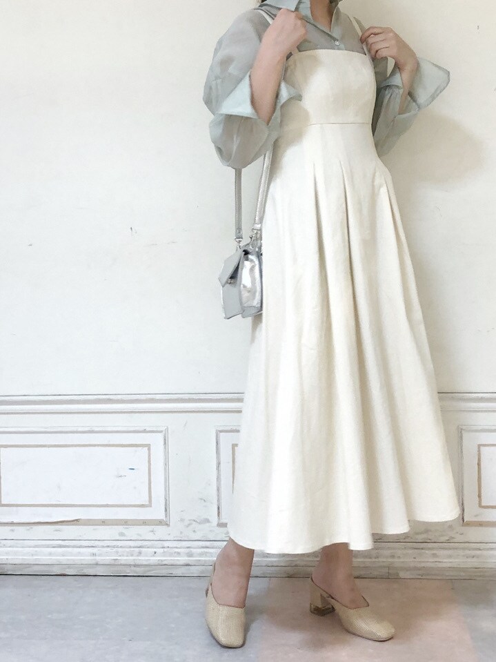 ホワイト系のワンピース、ホワイト系のパンプス、シルバー系のショルダーバッグを着用したレディースの春コーディネートの3枚目の写真