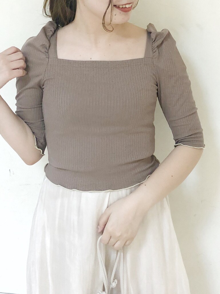 ホワイト系のハンドバッグ、その他のサンダル、ベージュ系のTシャツ/カットソーを着用したレディースの夏コーディネートの4枚目の写真