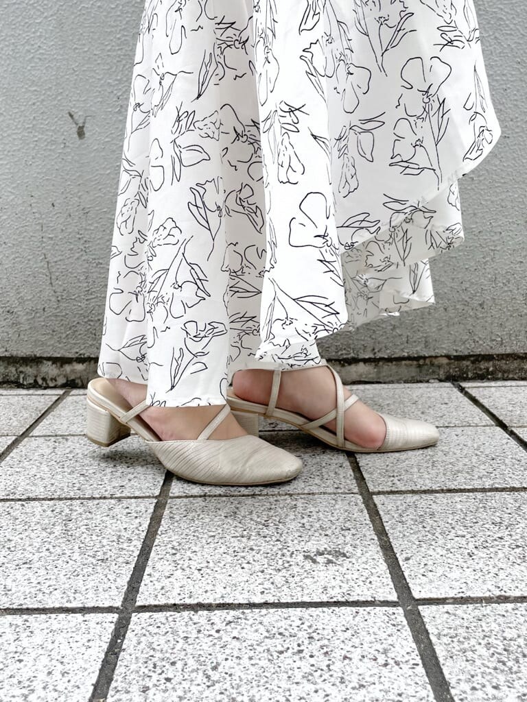 ホワイト系のパンプス、ホワイト系のショルダーバッグ、ホワイト系のスカートを着用したレディースの春コーディネートの9枚目の写真