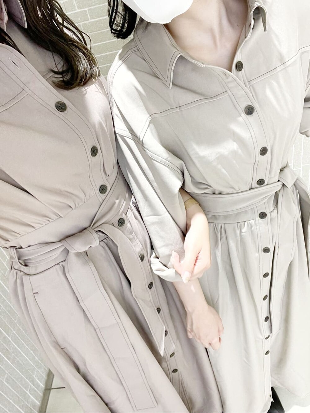 ベージュ系のワンピース、ベージュ系のワンピース、ブラック系のブーツを着用したレディースの秋コーディネートの2枚目の写真