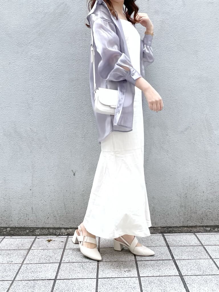 ホワイト系のワンピース、パープル系のシャツ/ブラウス、ホワイト系のパンプスを着用したレディースの春コーディネートの2枚目の写真