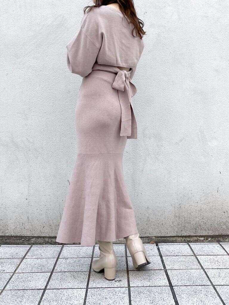 ホワイト系のブルゾン、ベージュ系のブーツ、ベージュ系のハンドバッグを着用したレディースの秋コーディネートの7枚目の写真