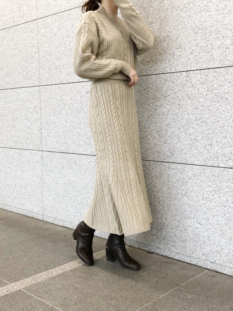 ブラウン系のブーツ、ベージュ系のワンピースを着用したレディースの冬コーディネートの2枚目の写真