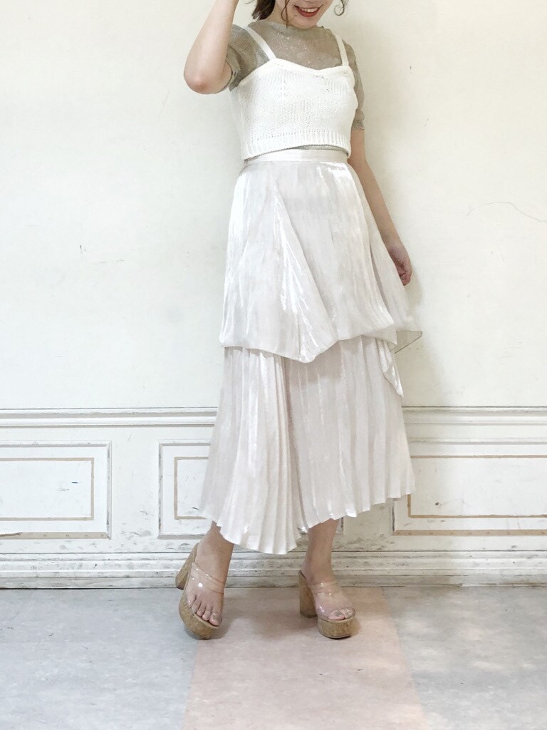 ホワイト系のスカート、シルバー系のTシャツ/カットソー、ホワイト系のニット/セーターを着用したレディースの夏コーディネートの3枚目の写真