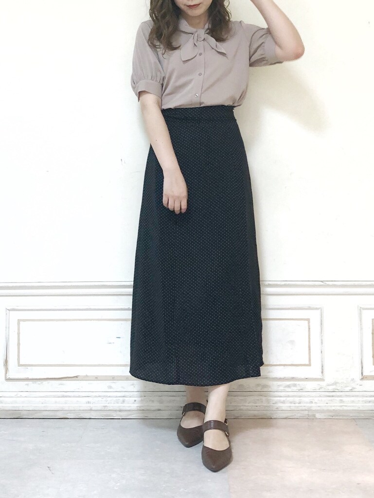 ピンク系のシャツ/ブラウス、ブラウン系のパンプス、ブラック系のスカートを着用したレディースの秋コーディネートの2枚目の写真