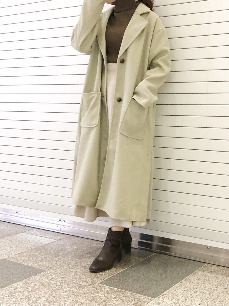 ブラウン系のブーツ、ブラウン系のニット/セーター、グリーン系のチェスターコートを着用したレディースの冬コーディネートの2枚目の写真