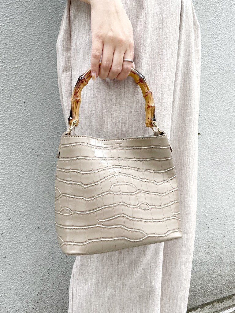 ブラウン系のサロペット/オーバーオール、その他のサンダル、ベージュ系のニット/セーターを着用したレディースの春コーディネートの7枚目の写真