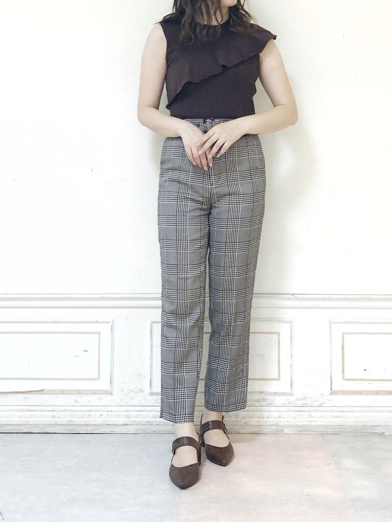 ブラウン系のパンプス、ブラウン系のニット/セーター、その他のその他パンツを着用したレディースの夏コーディネートの2枚目の写真