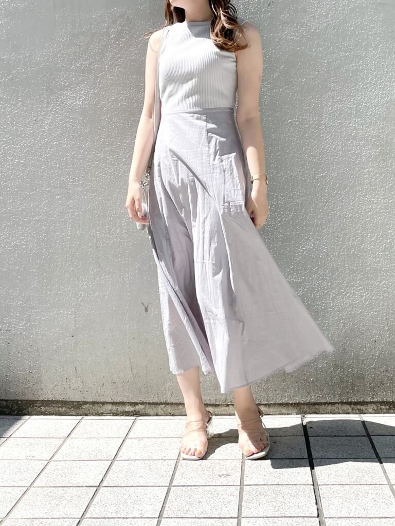 グレー系のハンドバッグ、ホワイト系のシャツ/ブラウス、グレー系のワンピースを着用したレディースの夏コーディネートの4枚目の写真