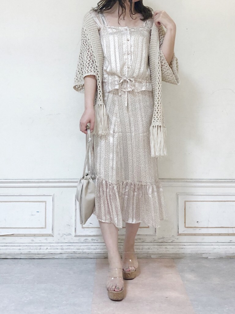 ホワイト系のハンドバッグ、ホワイト系のワンピース、その他のサンダルを着用したレディースの夏コーディネートの3枚目の写真