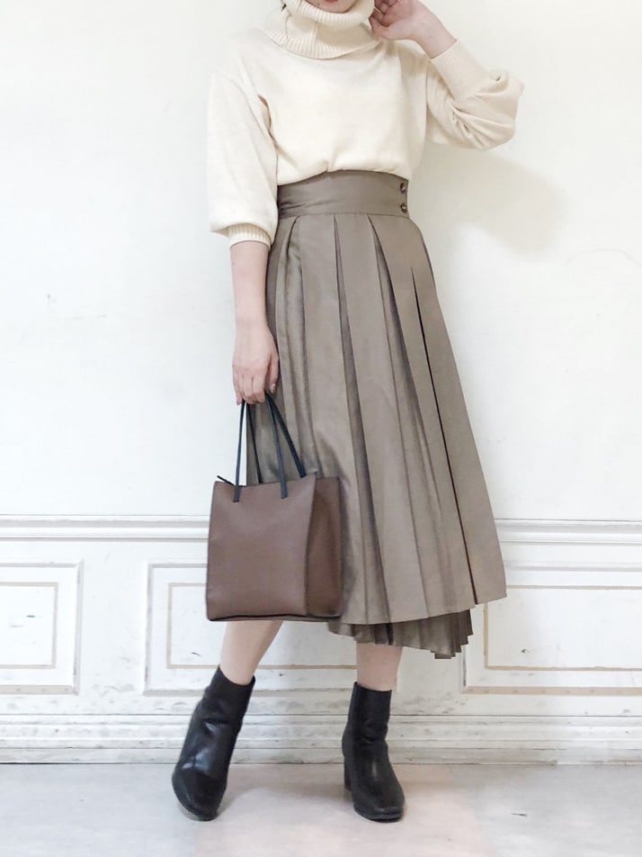 ブラウン系のハンドバッグ、ホワイト系のニット/セーター、ベージュ系のスカートを着用したレディースの秋コーディネートの3枚目の写真