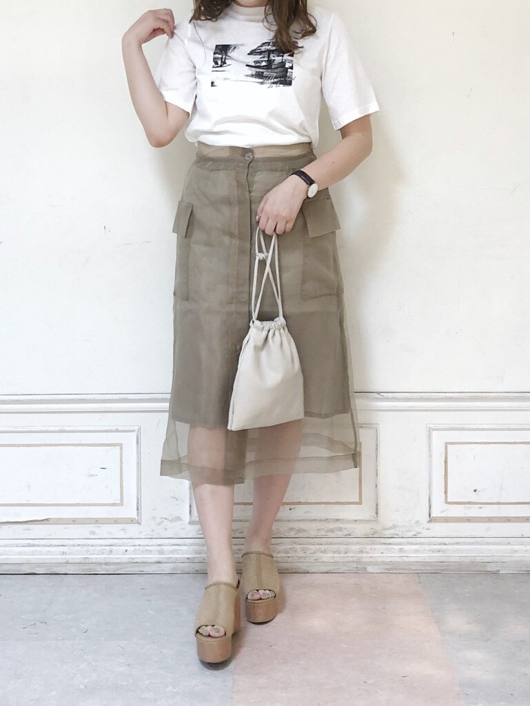 ベージュ系のサンダル、ホワイト系のハンドバッグ、ホワイト系のTシャツ/カットソーを着用したレディースの夏コーディネートの2枚目の写真