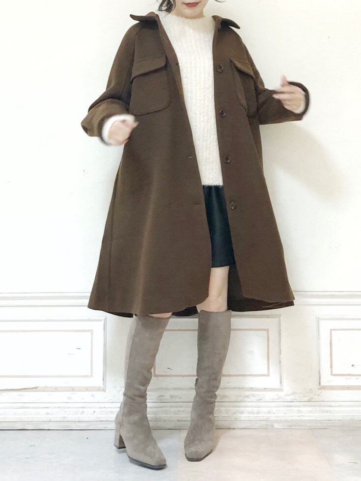 ブラウン系のその他アウター、ブラック系のスカート、ベージュ系のその他シューズを着用したレディースの秋コーディネートの3枚目の写真