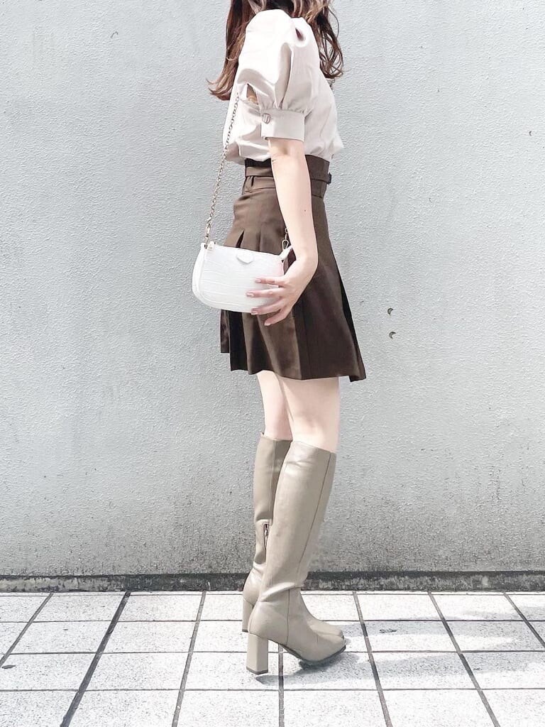 ベージュ系のブーツ、ブラウン系のスカート、ベージュ系のシャツ/ブラウスを着用したレディースの秋コーディネートの2枚目の写真