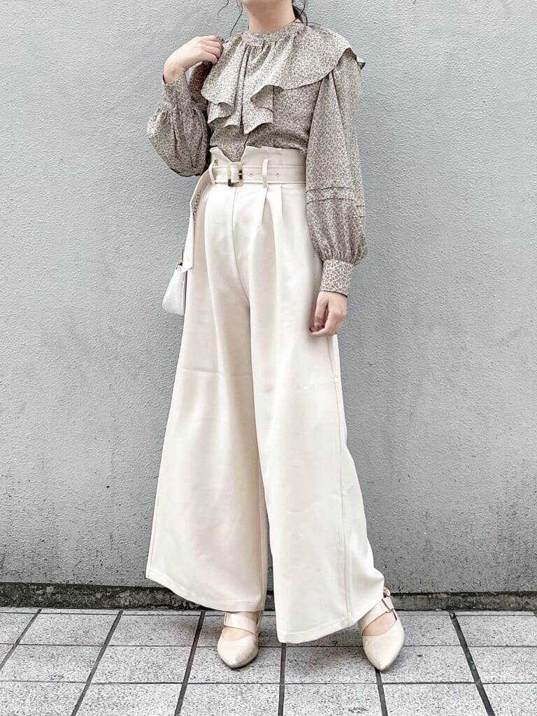 グリーン系のシャツ/ブラウス、ホワイト系のその他パンツ、ホワイト系のパンプスを着用したレディースの冬コーディネートの2枚目の写真