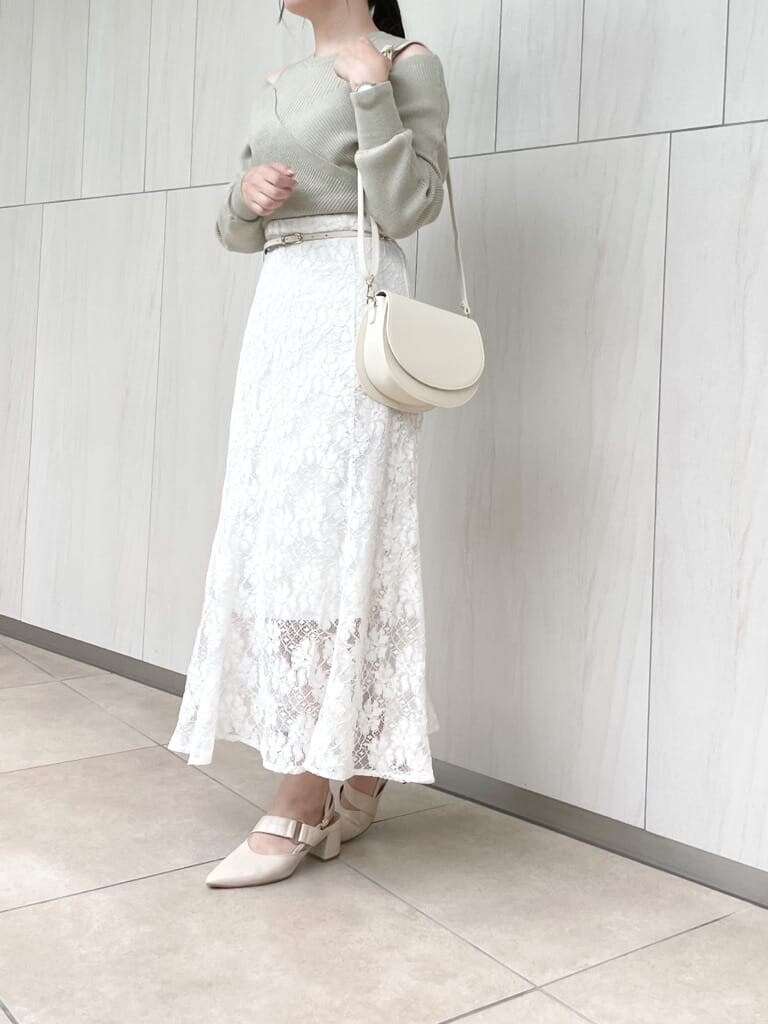 ホワイト系のスカート、グリーン系のニット/セーター、ベージュ系のショルダーバッグを着用したレディースの夏コーディネートの2枚目の写真