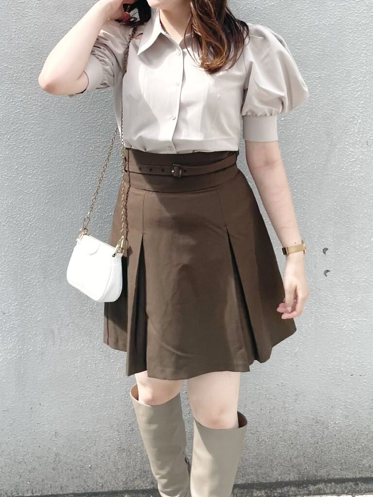 ベージュ系のブーツ、ブラウン系のスカート、ベージュ系のシャツ/ブラウスを着用したレディースの秋コーディネートの3枚目の写真