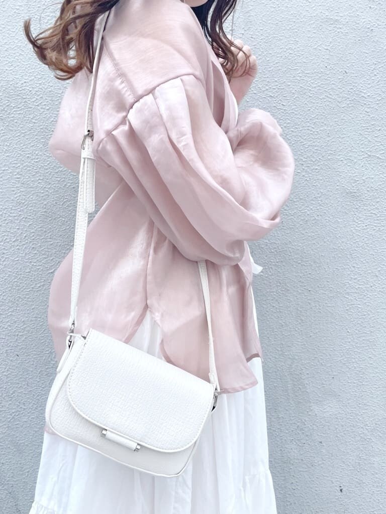 ホワイト系のワンピース、ピンク系のシャツ/ブラウス、ホワイト系のパンプスを着用したレディースの春コーディネートの8枚目の写真