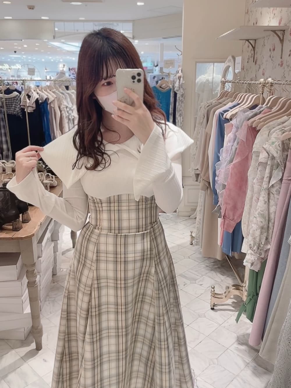 ホワイト系のワンピース、ホワイト系のカーディガン/ボレロを着用したレディースの冬コーディネートの8枚目の写真