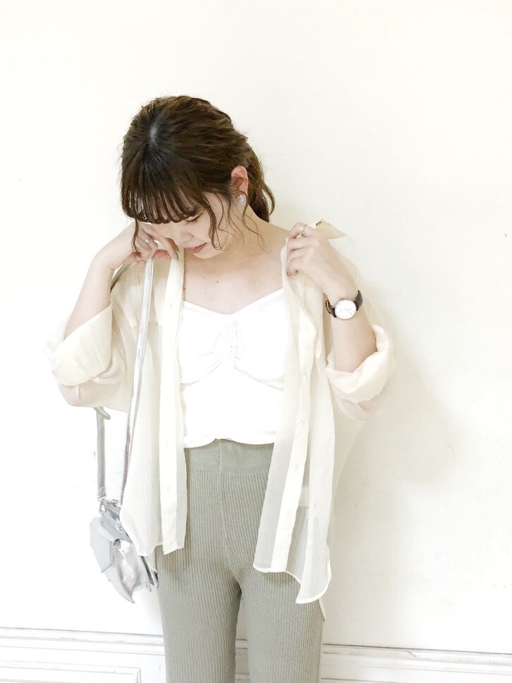 ホワイト系のシャツ/ブラウス、ホワイト系のパンプス、シルバー系のショルダーバッグを着用したレディースの春コーディネートの3枚目の写真