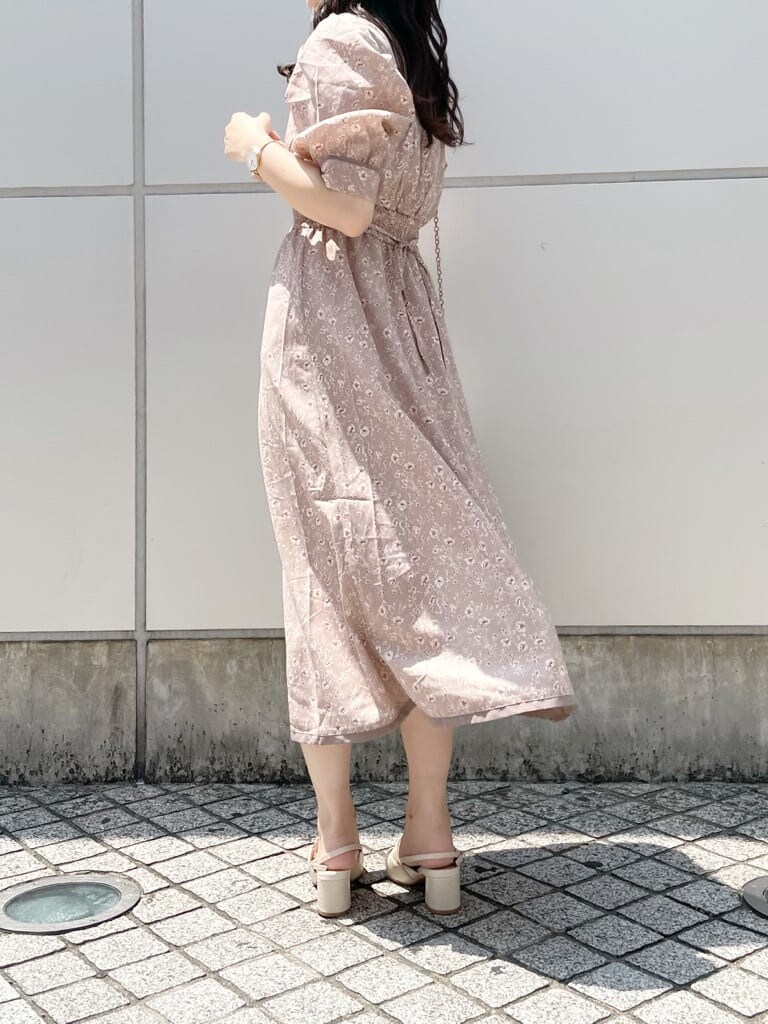 ホワイト系のショルダーバッグ、ピンク系のワンピース、ホワイト系のパンプスを着用したレディースの夏コーディネートの3枚目の写真