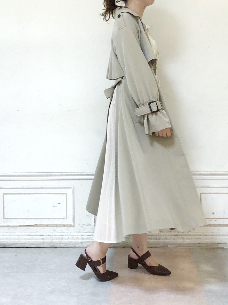 ベージュ系のトレンチコート、ホワイト系のワンピース、ブラウン系のパンプスを着用したレディースの夏コーディネートの5枚目の写真